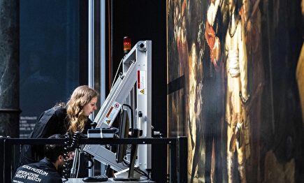Restauradores trabajan sobre 'La ronda de noche' del Rijksmuseum |  EFE