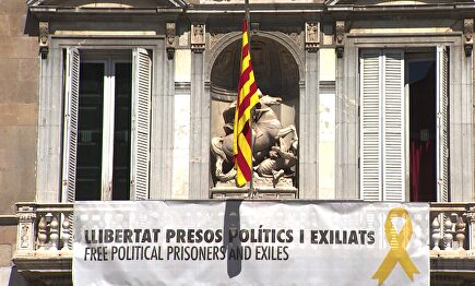 Cartel a favor de los golpistas en el balcón de la Generalidad | Europa Press