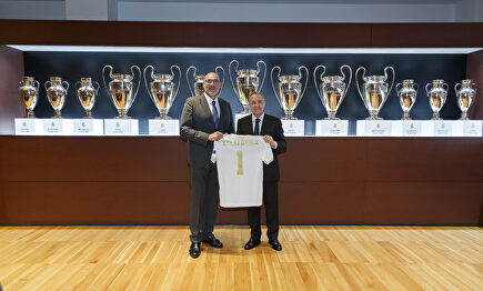 Florentino Pérez y Emilio Gayo, en el salón de trofeos del Estadio Santiago Bernabéu. |  Telefónica