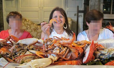 La etarra Natividad Jáuregui disfrutando de una mariscada. | Facebook