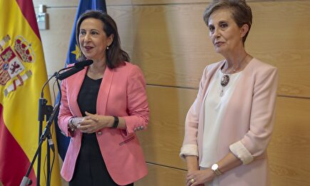 Margarita Robles junto a Paz Esteban. |  Defensa.gob