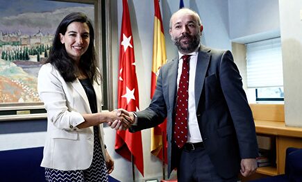 Rocío Monasterio antes de reunirse con el presidente de la Asamblea, Juan Trinidad. |  EFE