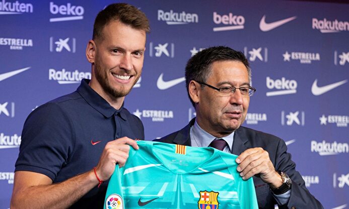 Josep María Bartomeu, durante la presentación del guardameta Neto con el Barcelona. |  EFE