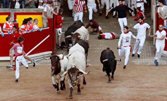 Los toros de Jandilla protagonizan el cuarto encierro de los sanfermines 2019 |  EFE
