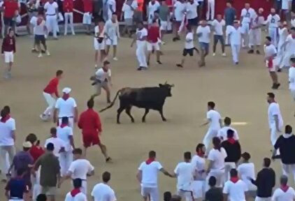 El espectacular salto de una estrella de la NFL sobre un toro en los Sanfermines