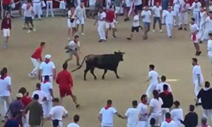 El espectacular salto de una estrella de la NFL sobre un toro en los Sanfermines