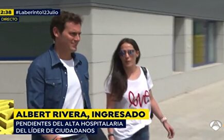 Albert Rivera sale del hospital acompañado de Malú