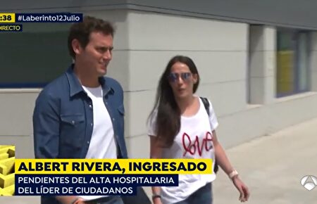Albert Rivera sale del hospital acompañado de Malú