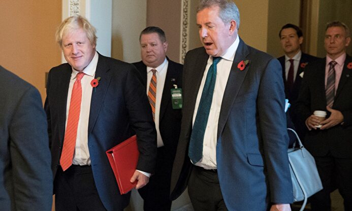 Boris Johnson junto al exembajador británico en Estados Unidos, Kim Darroch, en una imagen de archivo. |  EFE