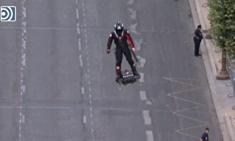 El soldado volador que dejó perplejos a los franceses en el desfile del 14 de julio