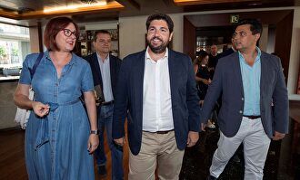 Fernando López Miras (c) acompañado por José Miguel Luengo (d) y los negociadores de Ciudadanos Isabel Franco (i) y Miguel Garaulet (2i) |  EFE