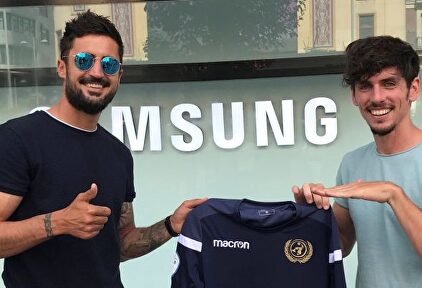 Poves, a la derecha, presenta la camiseta del Flat Earth FC |  EFE