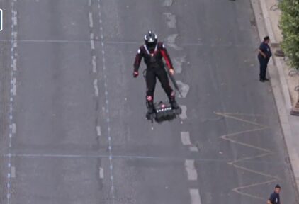 El soldado volador que dejó perplejos a los franceses en el desfile del 14 de julio