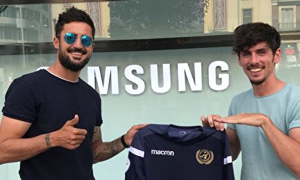 Poves, a la derecha, presenta la camiseta del Flat Earth FC |  EFE