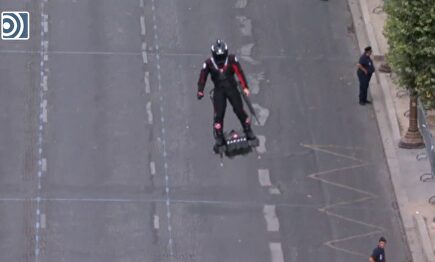 El soldado volador que dejó perplejos a los franceses en el desfile del 14 de julio