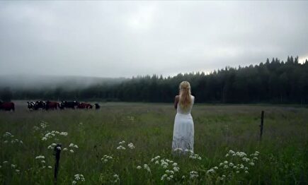 El cautivador canto de una chica nórdica para atraer a las vacas