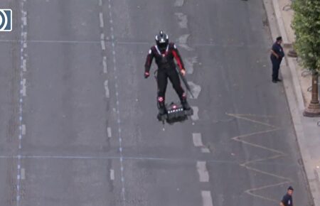 El soldado volador que dejó perplejos a los franceses en el desfile del 14 de julio
