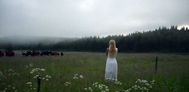 El cautivador canto de una chica nórdica para atraer a las vacas
