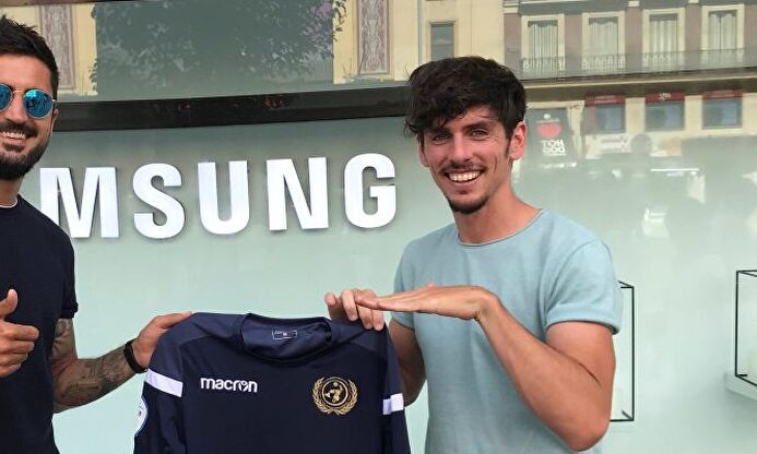 Javi Poves (d), presidente del equipo terraplanista Flat Earth FC. |  EFE