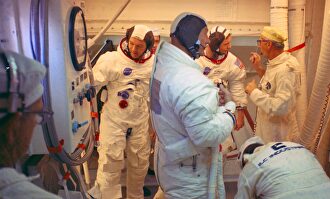 Los miembros de la tripulación durante los preparativos de la misión | NASA/Joel Kowsky