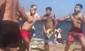 Violenta y multitudinaria pelea a plena luz del día en la playa de Barcelona