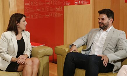 La vicesecretaria general del PSOE, Adriana Lastra y el diputado de ERC, Gabriel Rufián en su reunión en el Congreso |  EFE