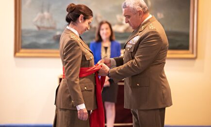 El JEME coloca el fajín de general a Patricia Ortega. |  Defensa.gob