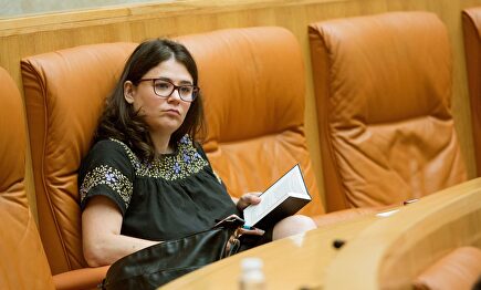 La diputada de Podemos Raquel Romero en el pleno en La Rioja |  EFE