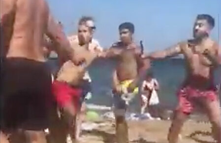Violenta y multitudinaria pelea a plena luz del día en la playa de Barcelona