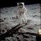 El hombre más fotografiado sobre la lunaPese a que Armstrong fue el primer hombre en pisar la luna, al realizar la mayoría de las fotografías, es su compañero Aldrin el astronauta que goza de más instantáneas allí.