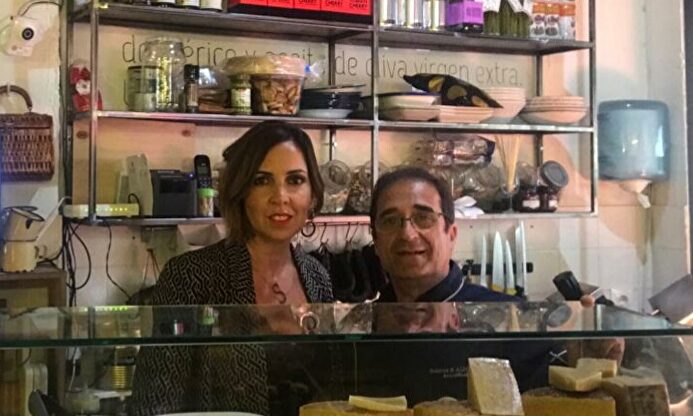 Silvia Pérez con uno de sus empleados |  LD