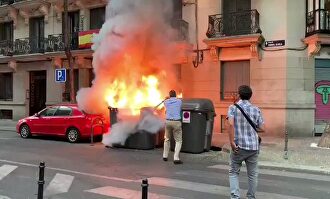 Ortega Smith sofoca el incendio de unos contenedores frente a la sede de Vox 