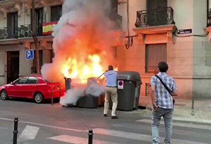 Ortega Smith sofoca el incendio de unos contenedores frente a la sede de Vox 