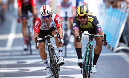 Ewan gana por un milímetro a Groenewegen en el sprint de Toulouse