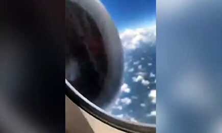 Cuando ves que el motor de tu avión se rompe en pleno vuelo