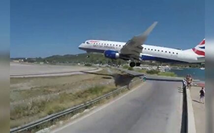 El aeropuerto griego junto a una playa donde los aviones pasan a metros de los turistas