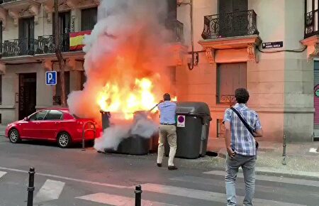 Ortega Smith sofoca el incendio de unos contenedores frente a la sede de Vox 