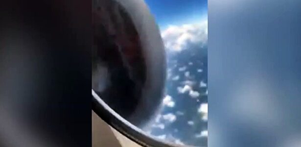 Cuando ves que el motor de tu avión se rompe en pleno vuelo