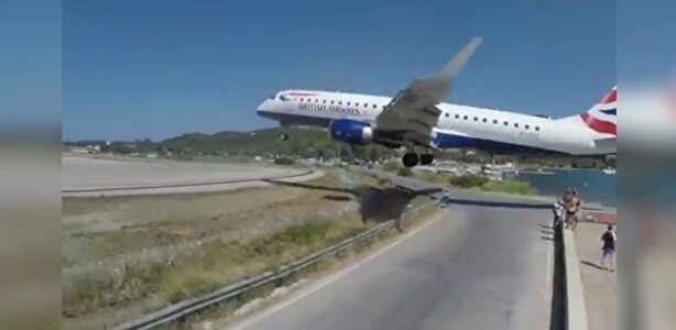 El aeropuerto griego junto a una playa donde los aviones pasan a metros de los turistas