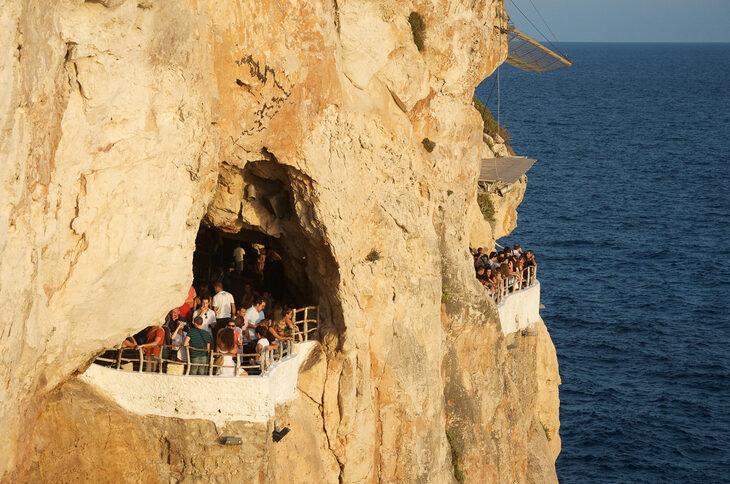 Playas perdidas o una discoteca en una cueva: 12 razones por las que Menorca es un paraíso terrenal