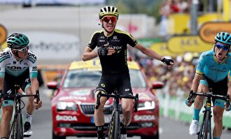 Simon Yates arrebata el triunfo a Peio Bilbao en la primera etapa pirenaica
