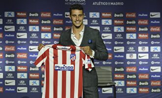 Mario Hermoso con su nueva camiseta. |  Cordon Press