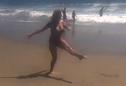 Nadia Comaneci sigue en plena forma y lo demuestra con un '10' en la playa