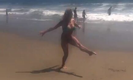 Nadia Comaneci sigue en plena forma y lo demuestra con un '10' en la playa