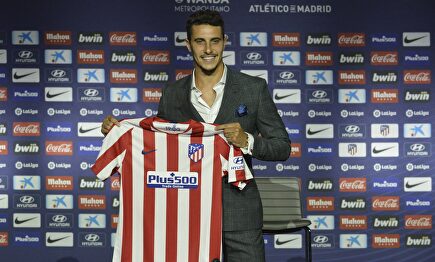 Mario Hermoso con su nueva camiseta. |  Cordon Press