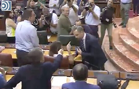 Una enfadada Susana Díaz niega el saludo al consejero andaluz de Hacienda