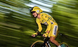 El maillot amarillo da alas a Alaphilippe: gana la crono de Pau y es más líder