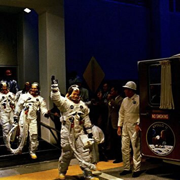 Neil Armstrong, Michael Collins y Buzz Aldrin suben a la furgoneta de transporte hacia el Complejo de Lanzamiento 39 |  Cordon Press