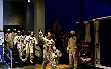 Neil Armstrong, Michael Collins y Buzz Aldrin suben a la furgoneta de transporte hacia el Complejo de Lanzamiento 39 |  Cordon Press