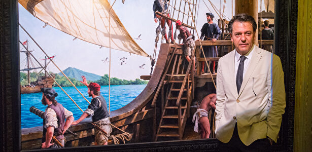 Ferrer Dalmau junto al nuevo cuadro. |  David Alonso Rincón